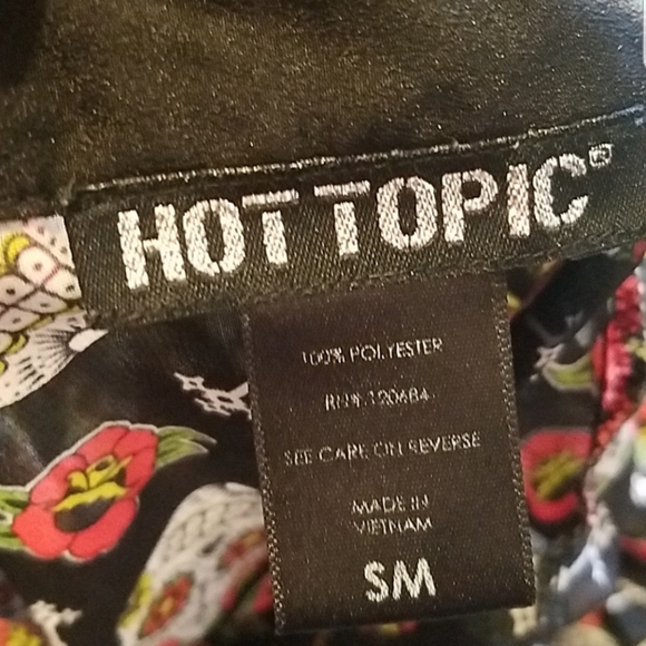 SKULLS AND ROSES SLEEVELESS GOTHIC TOP - Picture 7 of 8